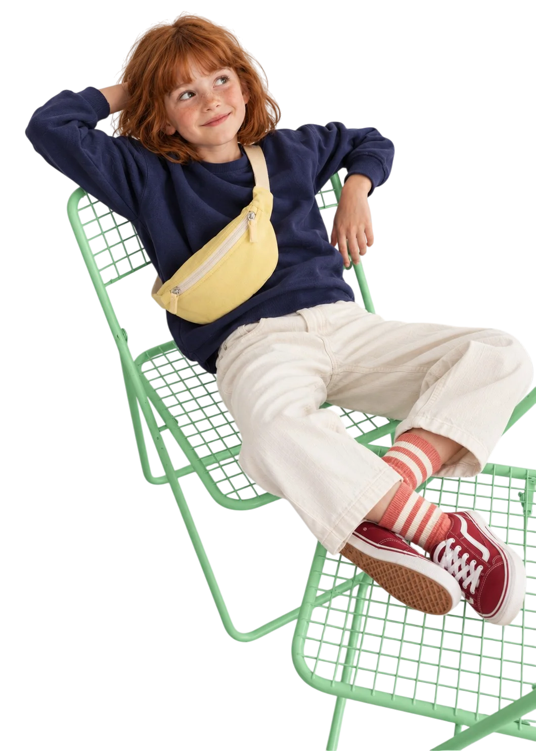 Enfant souriant assis sur une chaise