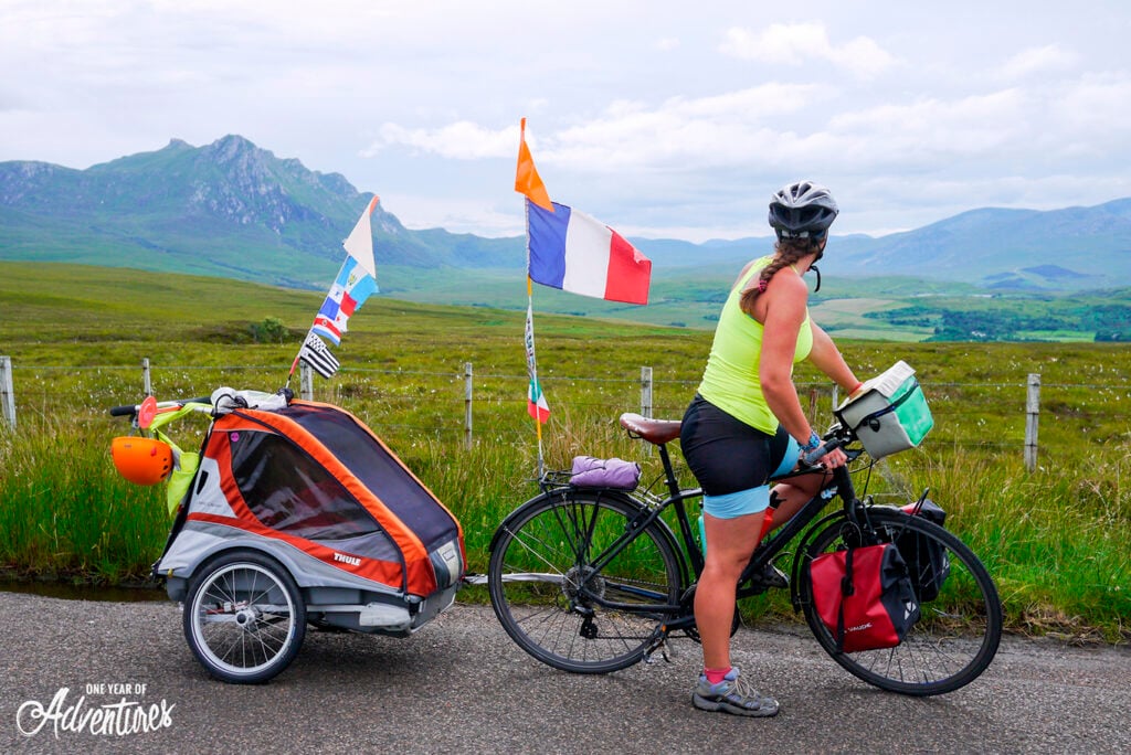 Voyager avec un enfant à vélo dans une remorque