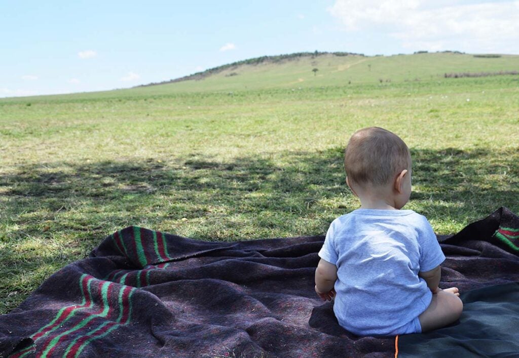 Bébé posé sur l'herbe