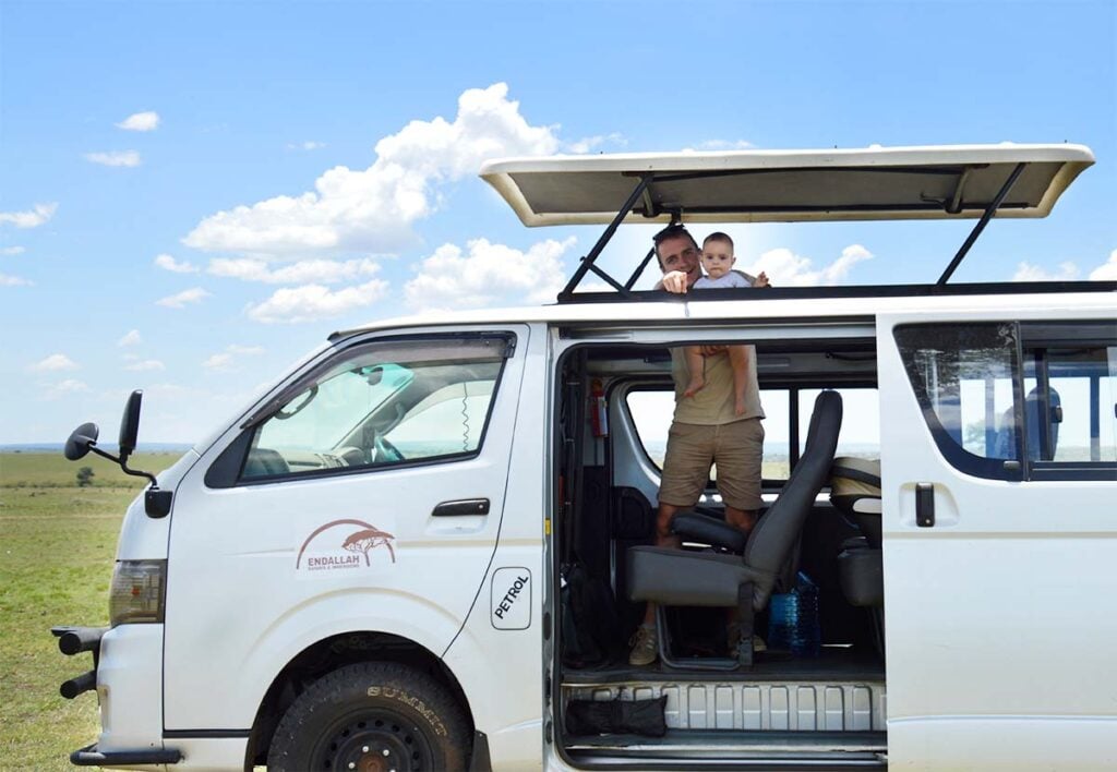 Bebe et son papa en voyage en Van en Tanzanie