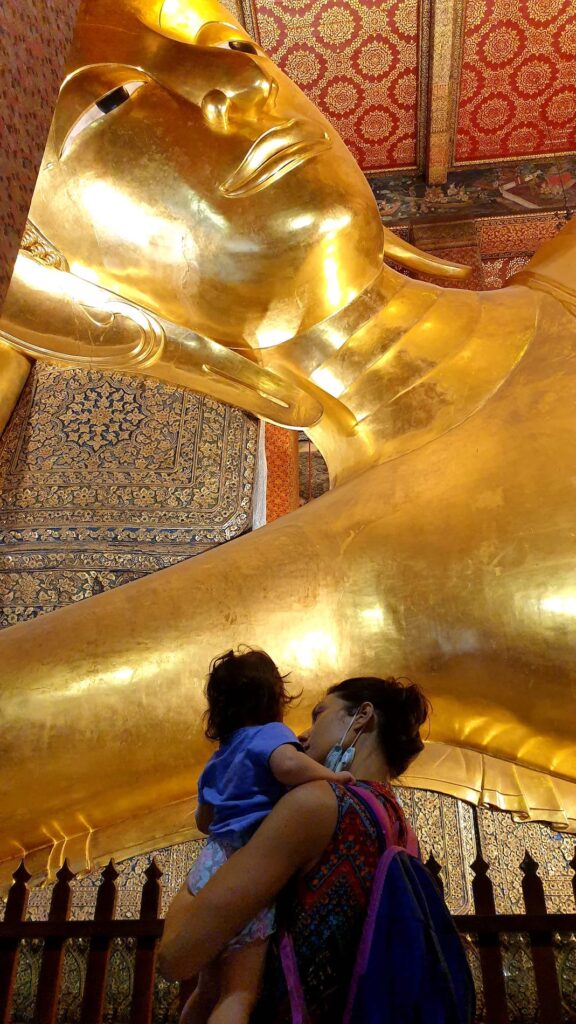 bebe decouvre boudha en thailande, visite de temple avec un bébé