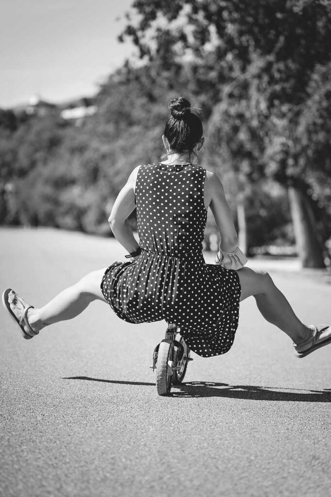 maman roule sur une draisienne bébé noir et blanc