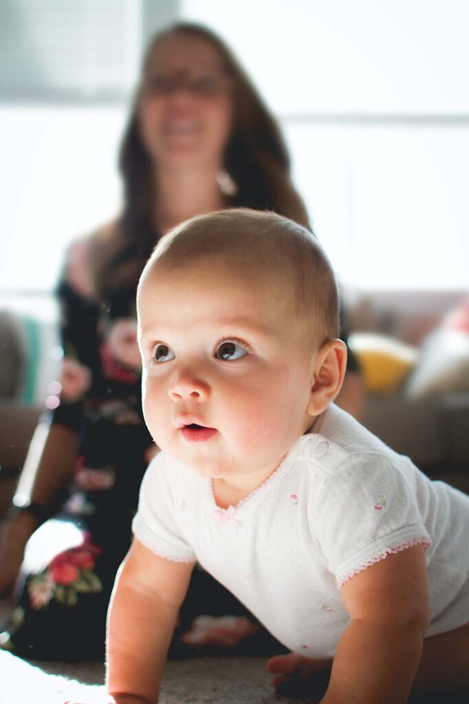 beau bébé en body blanc et sa maman