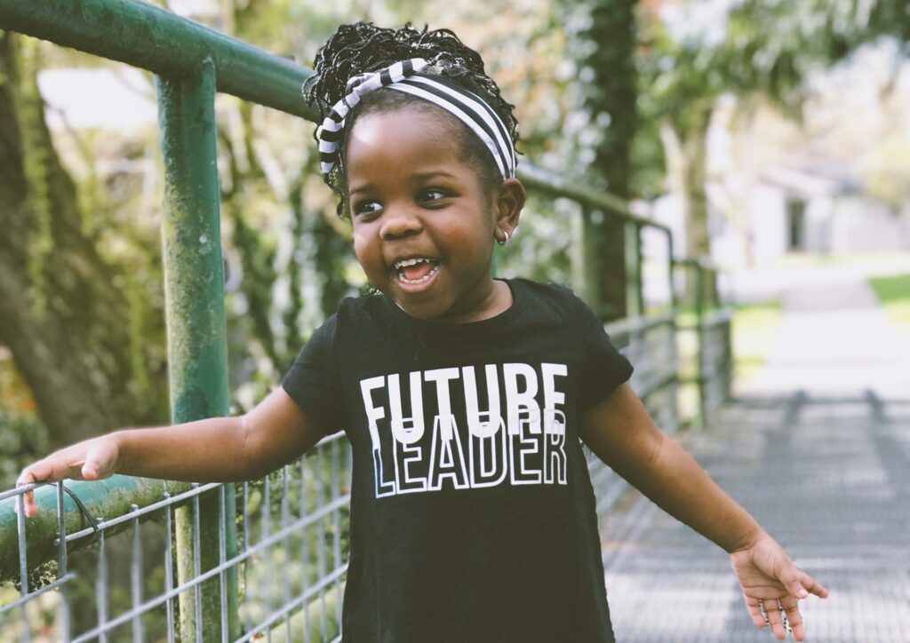 Petite fille avec T-shirt Future Leader