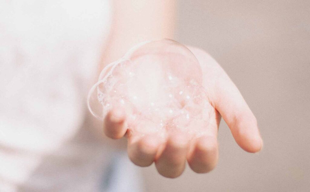 main avec des bulles de savon
