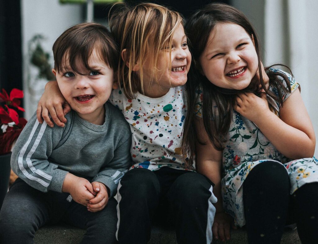 Enfants qui se tiennent par les epaules