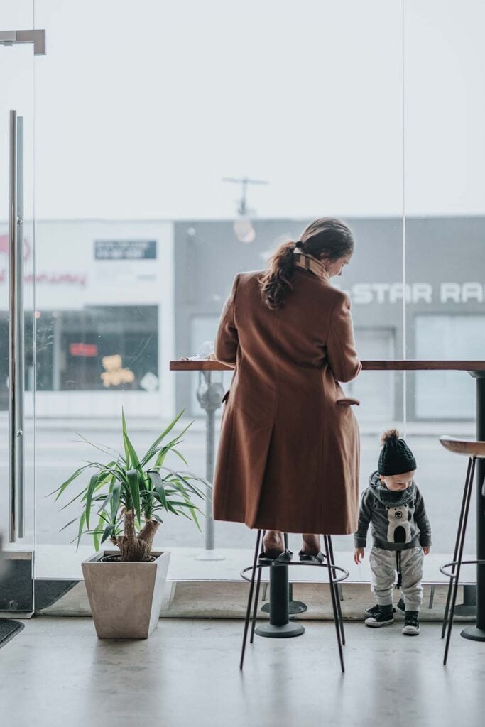 une maman moderne dans un café avec son bébé