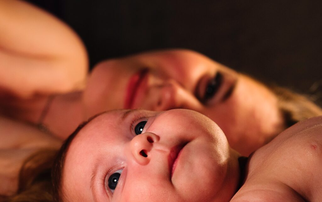 jeune maman avec son bebe sourire