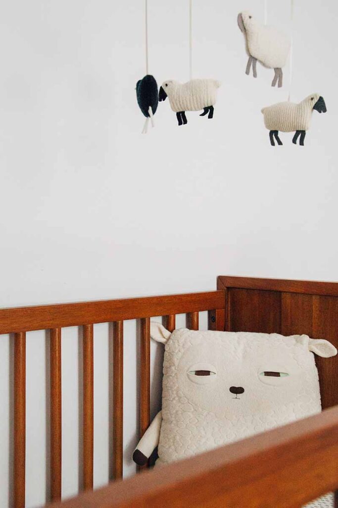 chambre lit bébé bois avec mobile mouton et nuage beige naturel