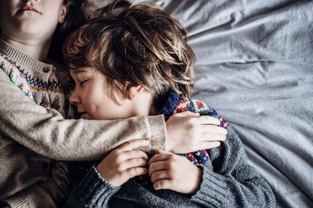 calin entre frère et soeur