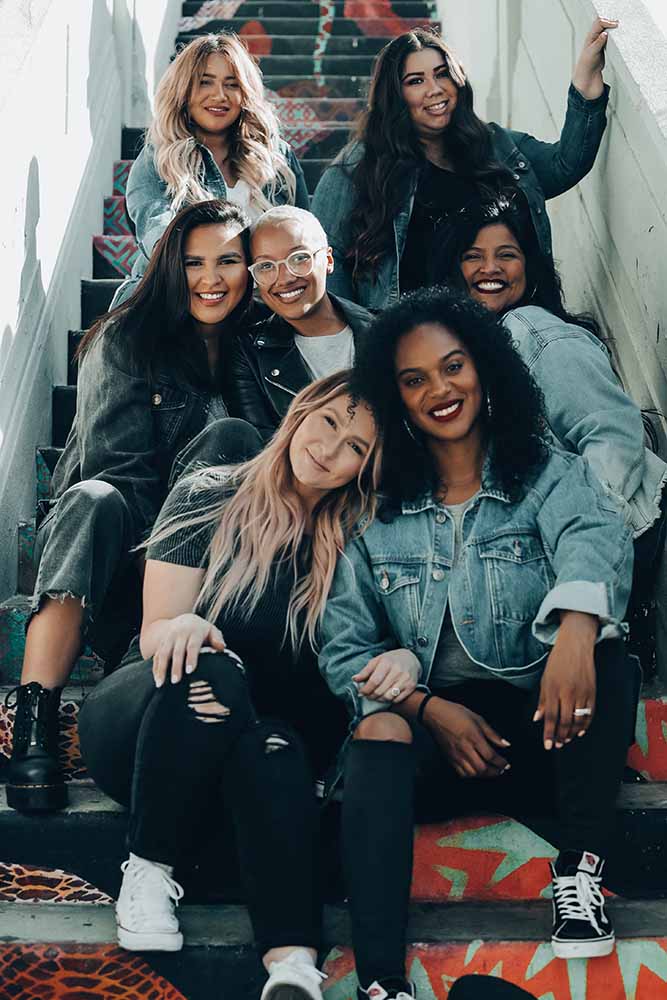 groupe de jeunes femmes assises sur un escalier