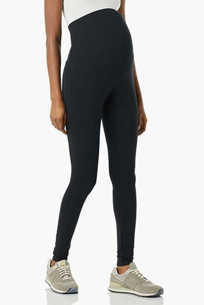 femme enceinte avec legging noir de maternité et de grossesse