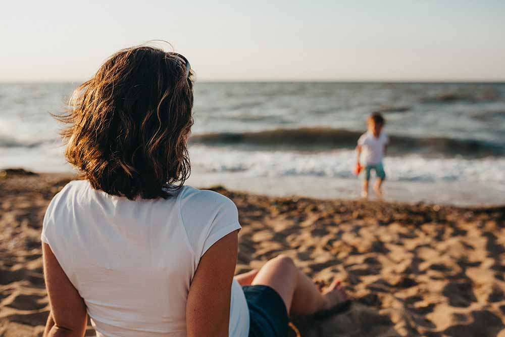 mère pense aux choses à faire pour son enfant