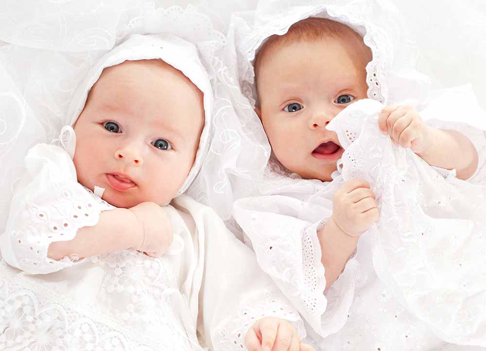 deux bébés filles jumelles mignonnes