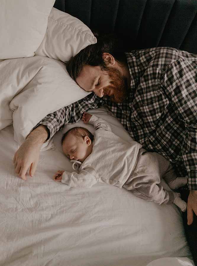 papa dort avec son nouveau né dans le lit en cododo