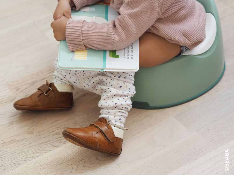 bebe sur le pot utilise pour la première fois