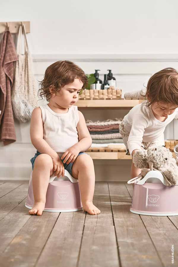 bebe garçon et fille sur le pot technique et solution d'apprentissage