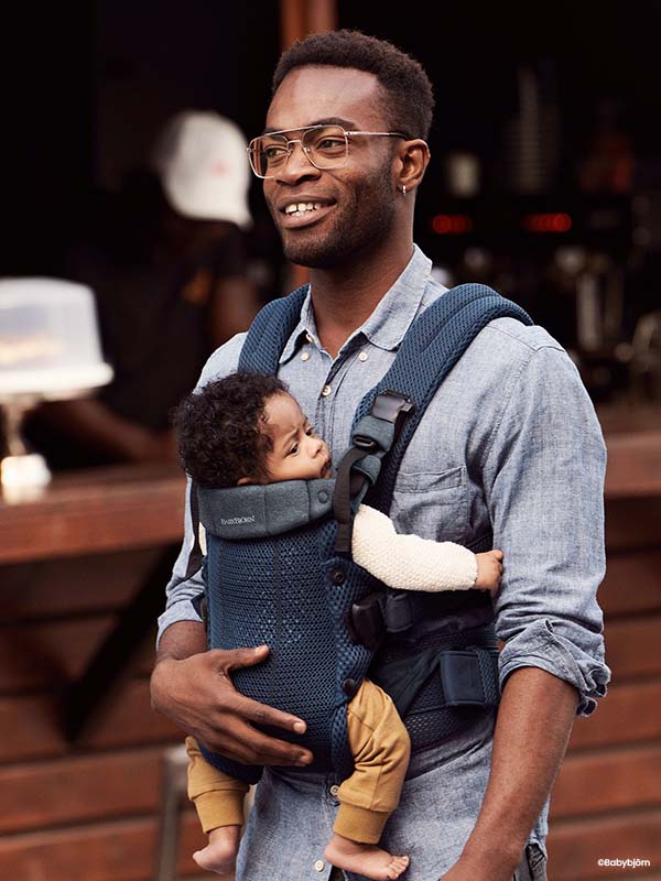 papa fait decouvrir le monde à son bébé avant de le deposer à la creche pour éviter le stress parental