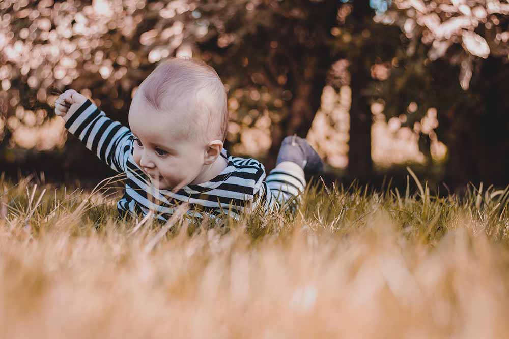 bébé heureux en autonomie avec une sécurité de base solution et exemples parents