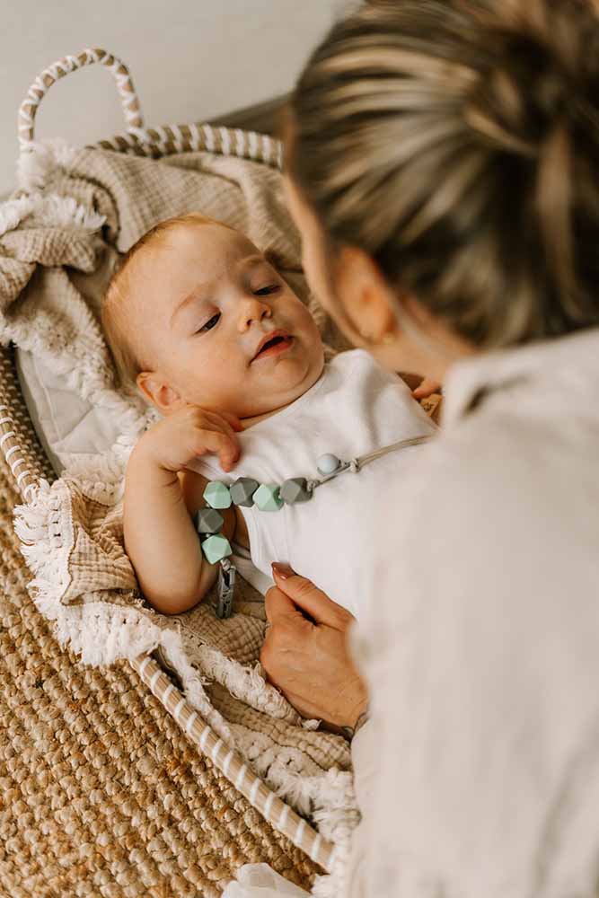 maman qui calme les pleurs de son bébé