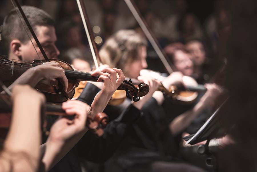 groupe orchestre symphonique joue de la musique pour eveiller et stimuler les sens de bébé à travers le ventre de la maman enceinte