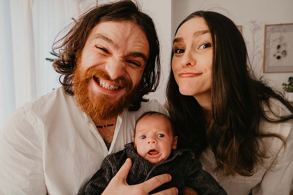 couple de nouveaux parents jeune maman et jeune papa avec leur bébéb les premiers jours de retour à la maison