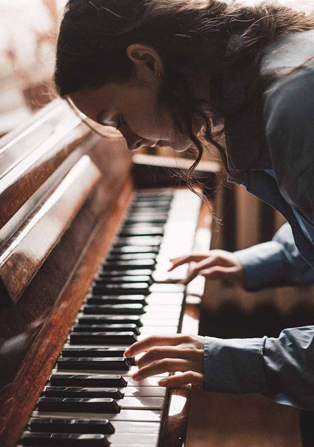 future maman enceinte joue du piano pour son bebe