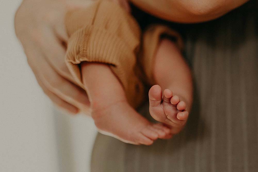 bien s'occuper d'un nouveau-né maman s'occupe de bébé rassure appaise pleurs