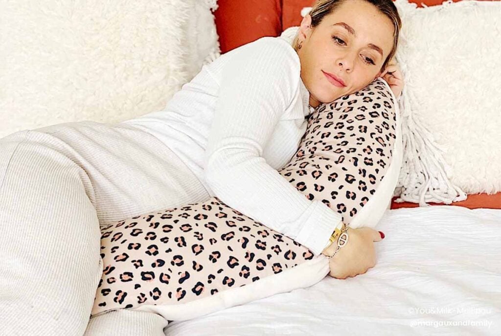 femme enceinte grossesse utilise un coussin pour dormir position nuit 