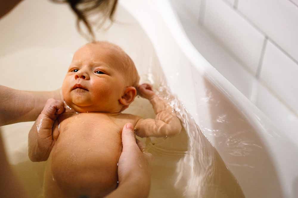 s'occuper bébé nouveau-né faire prendre le bain à la maison solutions technique conseil position