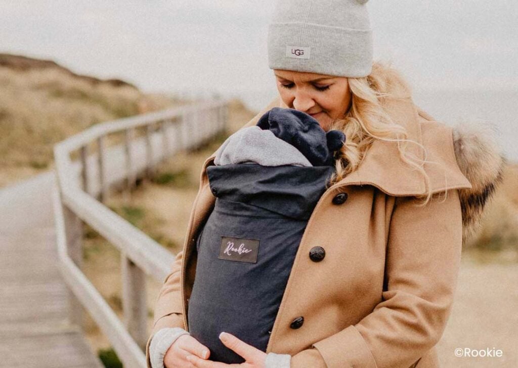 conseil maman voyageuse avec bébé en porte-bébé et voyage en avion ou train