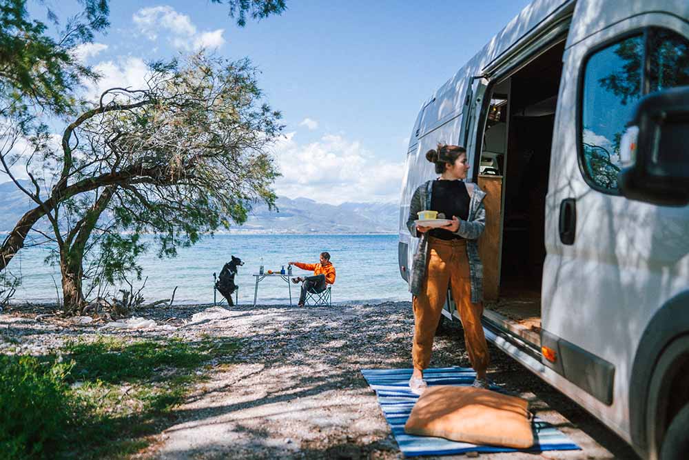 van life avec bebe dans un camping-car ou van aménagé conseil voyage pratique que amener facile