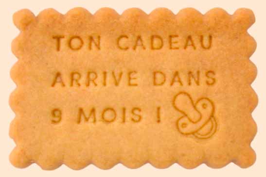 message d'annonce de future naissance sur un biscuit