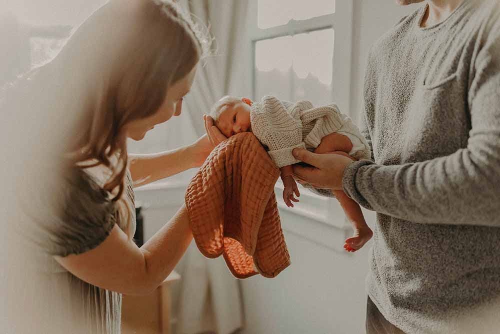 couple parents ensemble repartition tache avec nouveau-ne premiers jours