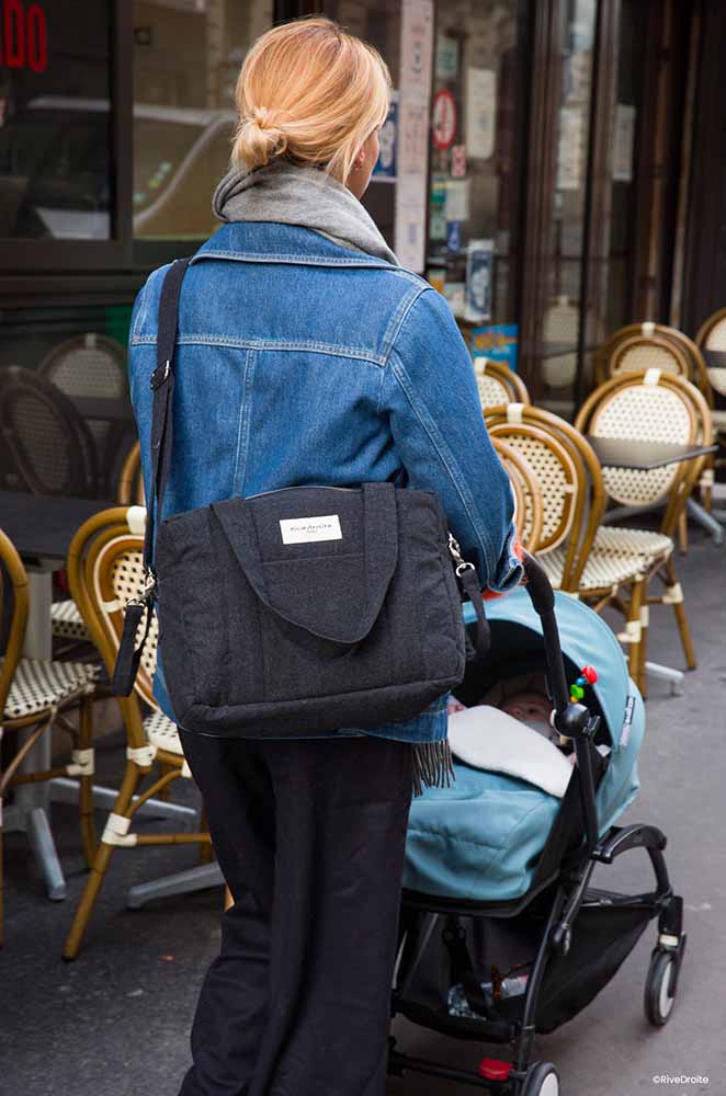 maman amène son bebe de 3 mois à garder à la crèche avant d'aller au travail