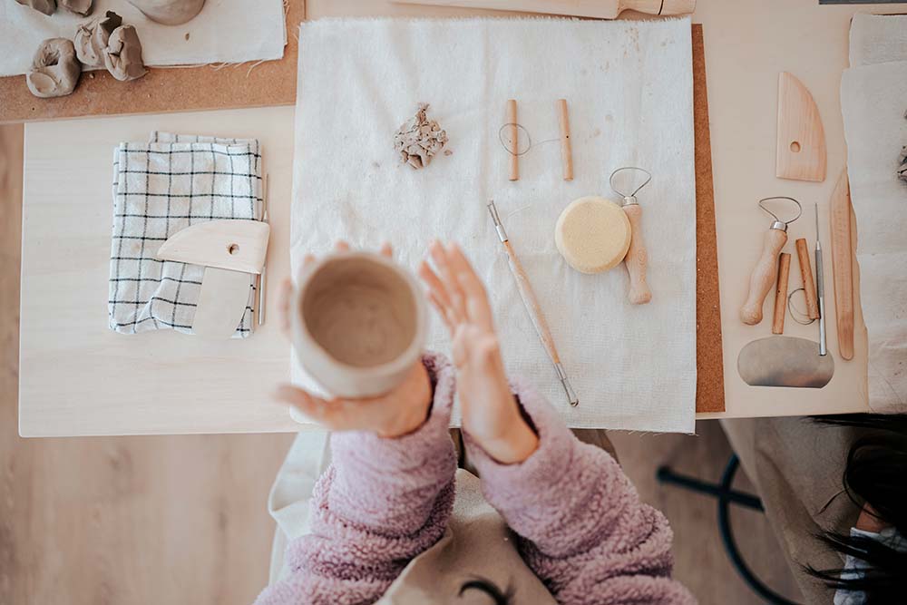 devenir parent et avoir un bébé sans famille proche à côté. Solution pour prendre du temps pour soi, sortir et faire une activité comme du sport ou de la poterie. Nouvelle maman active