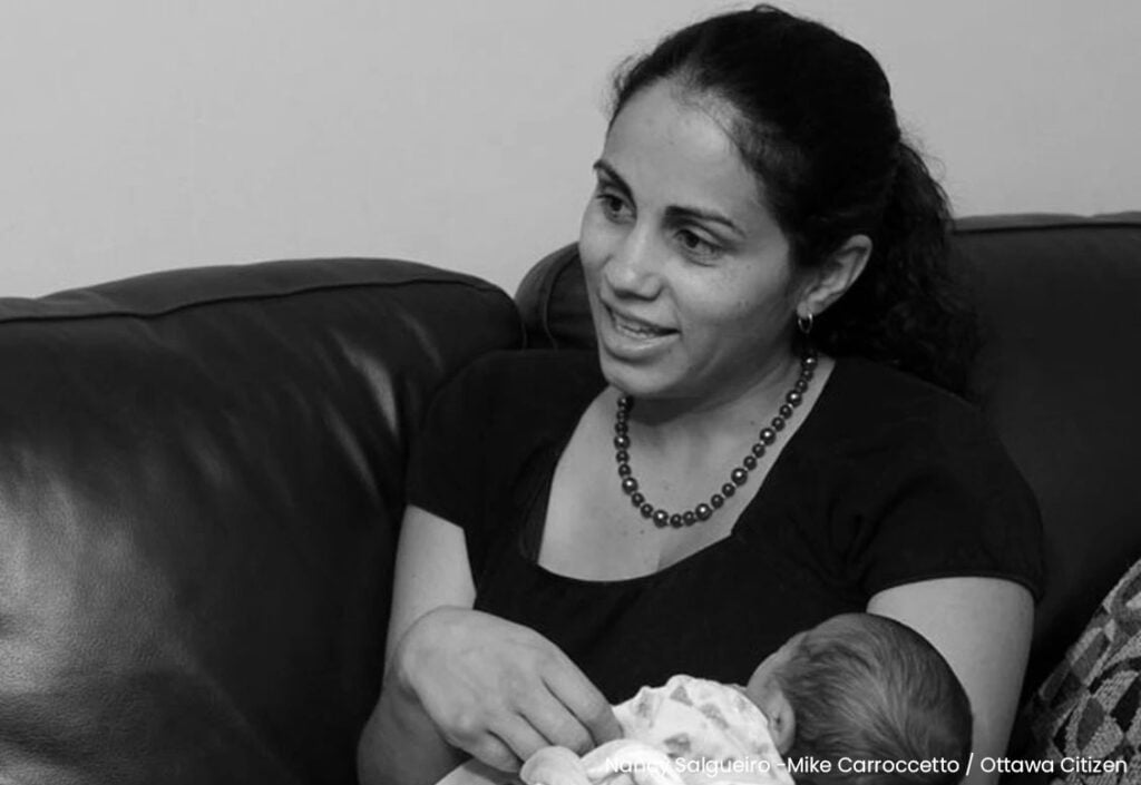 Mère heureuse allaitant son nouveau-né à la maison, capturant un moment intime qui pourrait représenter une tendance moderne d'accouchements diffusés en direct sur internet, reflétant la naissance dans l'ère numérique et les expériences de maternité partagées.