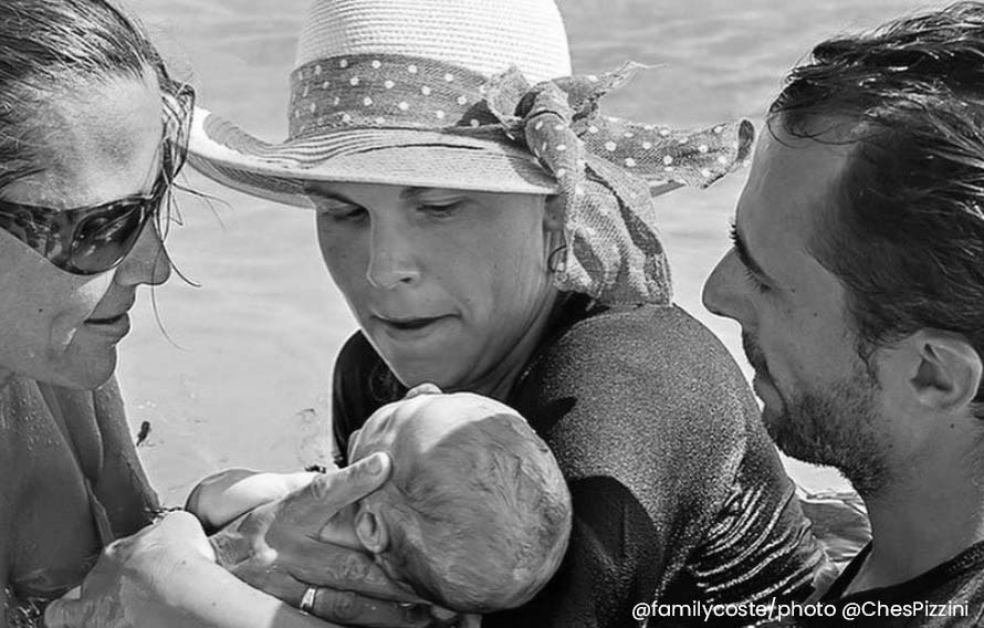 Une nouvelle mère et un père émus tiennent tendrement leur bébé juste après un accouchement insolite sur une plage, soulignant la beauté et l'originalité des naissances en milieu naturel et hors des sentiers battus.