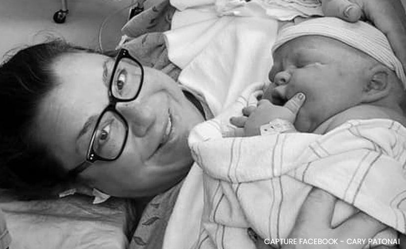 Maman comblée tenant dans ses bras un nouveau-né de grande taille dans une chambre d'hôpital, capturant un moment tendre après un accouchement particulier qui pourrait caractériser une naissance insolite de par la taille exceptionnelle du bébé.