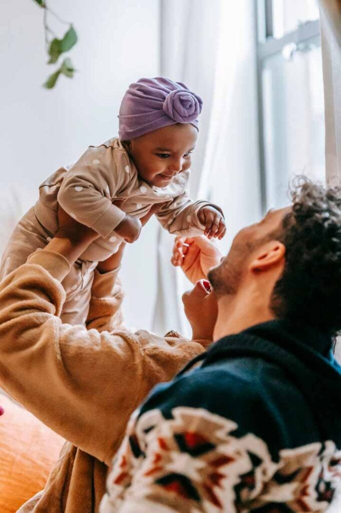 Moments de bonheur et préparation à l'adoption : accueillir un bébé adopté avec amour et joie dans sa famille. Conseils pour créer des liens affectifs et sécuriser l'environnement de l'enfant.