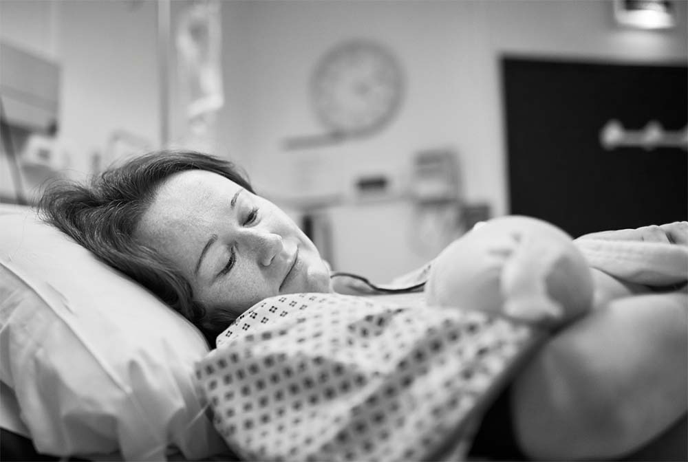 Conseils pour un accouchement serein: explorer les positions de naissance confortables, avec un focus sur l'accouchement en position allongée, favorisant détente et bien-être maternel.