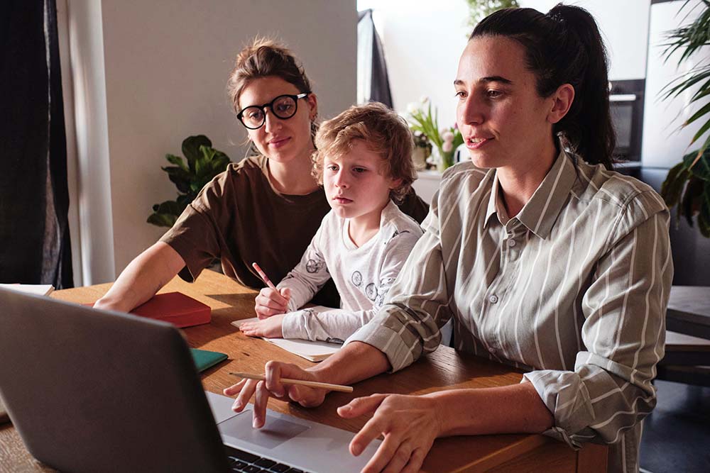 Guide pratique pour les familles sur l'accueil d'un bébé adopté : conseils et stratégies pour faciliter l'intégration de l'enfant dans son nouveau foyer. Découvrez les meilleures méthodes pour créer un environnement aimant et sécurisant pour le bébé adopté