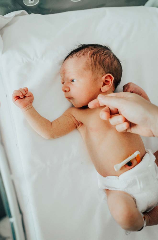 Les premiers instants d'éveil : ce nourrisson observe attentivement son nouvel environnement. L'arrivée, reflétant l'importance de choisir une maternité adaptée au niveau de soins requis pour un accouchement et des soins néonatals de qualité.