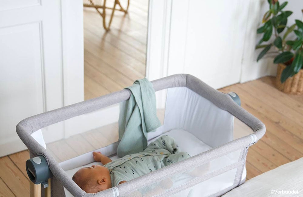 Découvrez la méthode chrono-dodo pour le sommeil de bébé, une technique simple pour aider votre nourrisson à s'endormir paisiblement dans un berceau confortable et sécurisé.