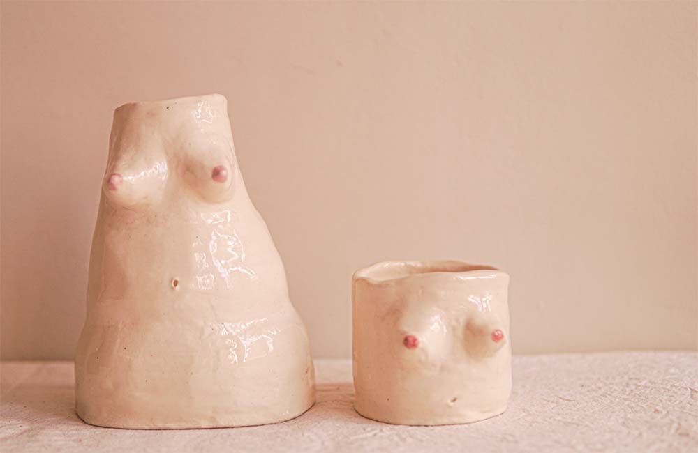 Image conceptuelle évoquant la maternité et les méthodes naturelles pour favoriser le déclenchement de l'accouchement, représentée par des sculptures abstraites du corps féminin.