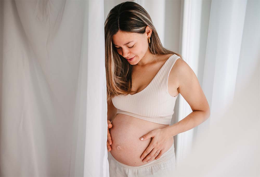 Guide pratique pour induire le travail naturellement : techniques et astuces pour accélérer l'accouchement de manière douce et sécurisée, incluant exercices et méthodes recommandées par les sages-femmes.