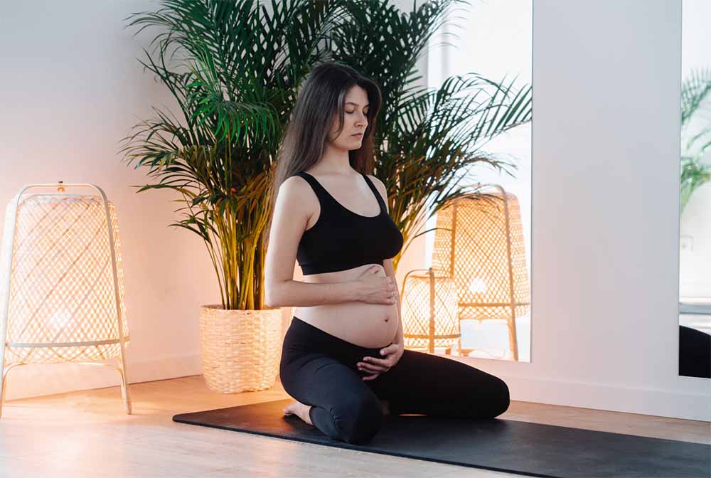 Future maman pratiquant la sophrologie prénatale pour se préparer à un accouchement physiologique, favorisant la connexion et l'harmonie corps-esprit.