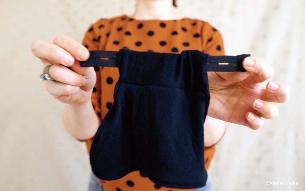 Extenseur de ceinture pour pantalon, un accessoire pratique pour les femmes enceintes, permettant d'ajuster les vêtements à leur morphologie changeante pour allier confort et élégance.