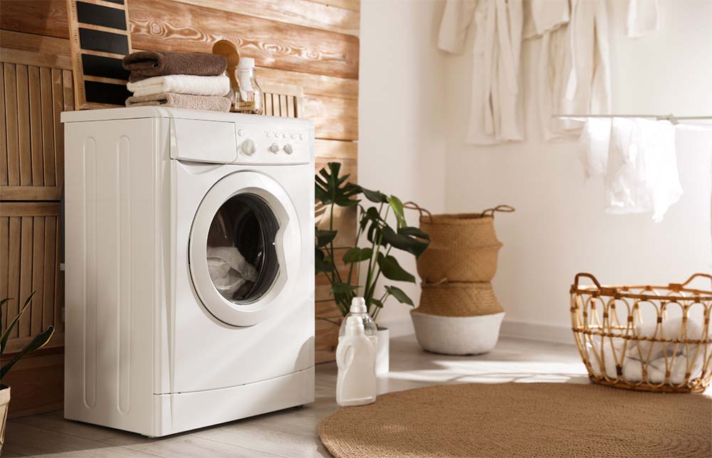 Intérieur de buanderie moderne avec machine à laver, sécurité bébé : Conseils pour ranger les produits ménagers et sécuriser les appareils. Assurez la protection de vos enfants dans toutes les pièces de la maison.