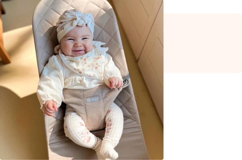 Bébé souriant dans son transat, conseils et témoignage assistante maternelle devenue maman